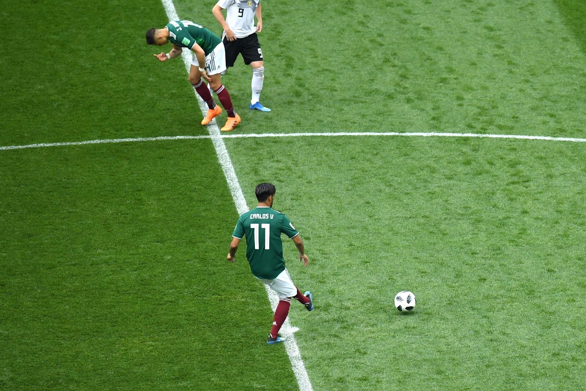 Carlos Vela, da seleção do México, dá o chute inicial para o duelo com a Alemanha - Matthias Hangst/Getty Images