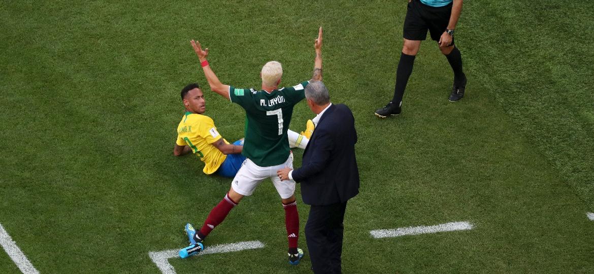Miguel Layun discute com Neymar na lateral de campo; ação do brasileiro gerou críticas do jornal inglês - Getty Images