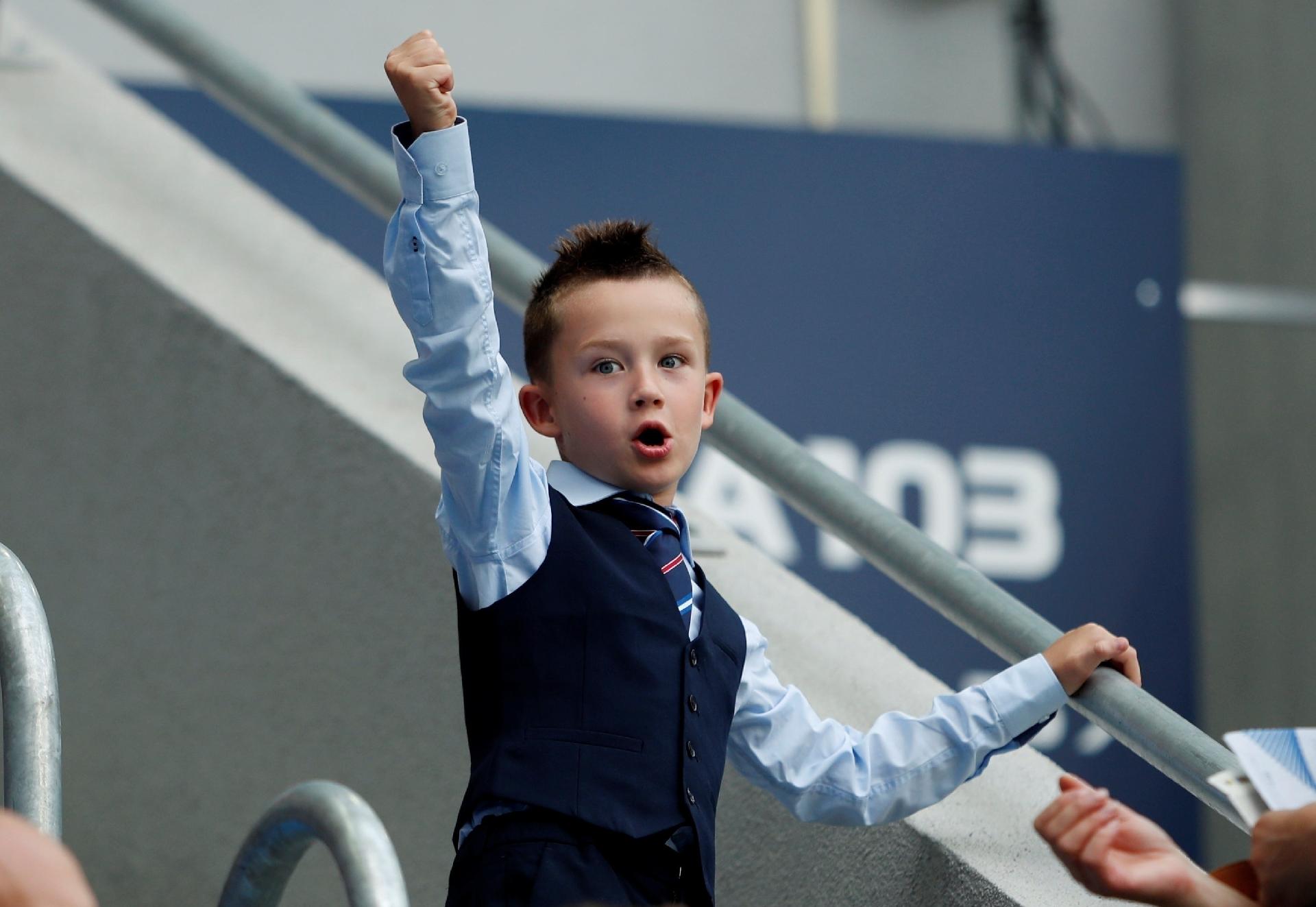 Garotinho com o visual do técnico inglês, Gareth Southgate, vibra na arquibancada do estádio em São Petersburgo. Bélgica e Inglaterra disputam o 3º lugar da Copa. - Reuters