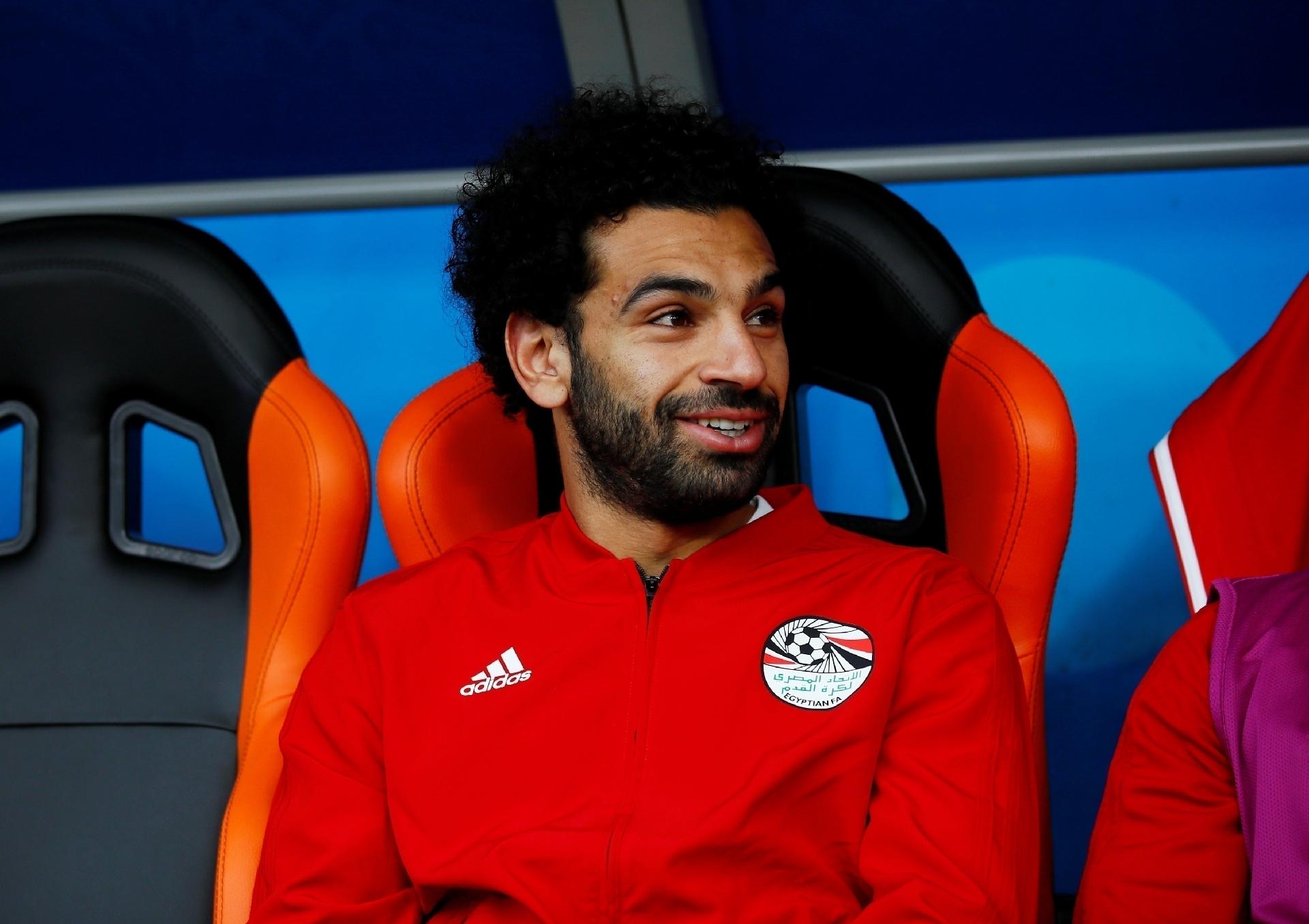 Salah assiste ao início do jogo do banco de reservas - REUTERS/Jason Cairnduff