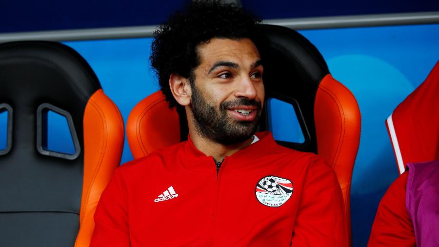 Salah assiste ao início do jogo do banco de reservas - REUTERS/Jason Cairnduff