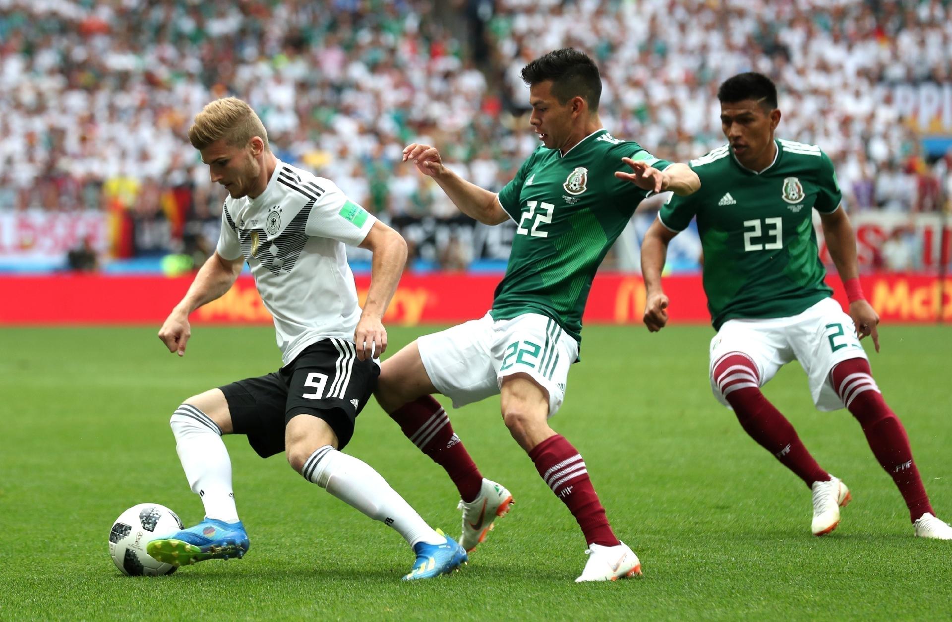 Timo Werner, da seleção da Alemanha, carrega bola e é marcado por  Hirving Lozano e Jesus Gallardo, do México - Clive Rose/Getty Images