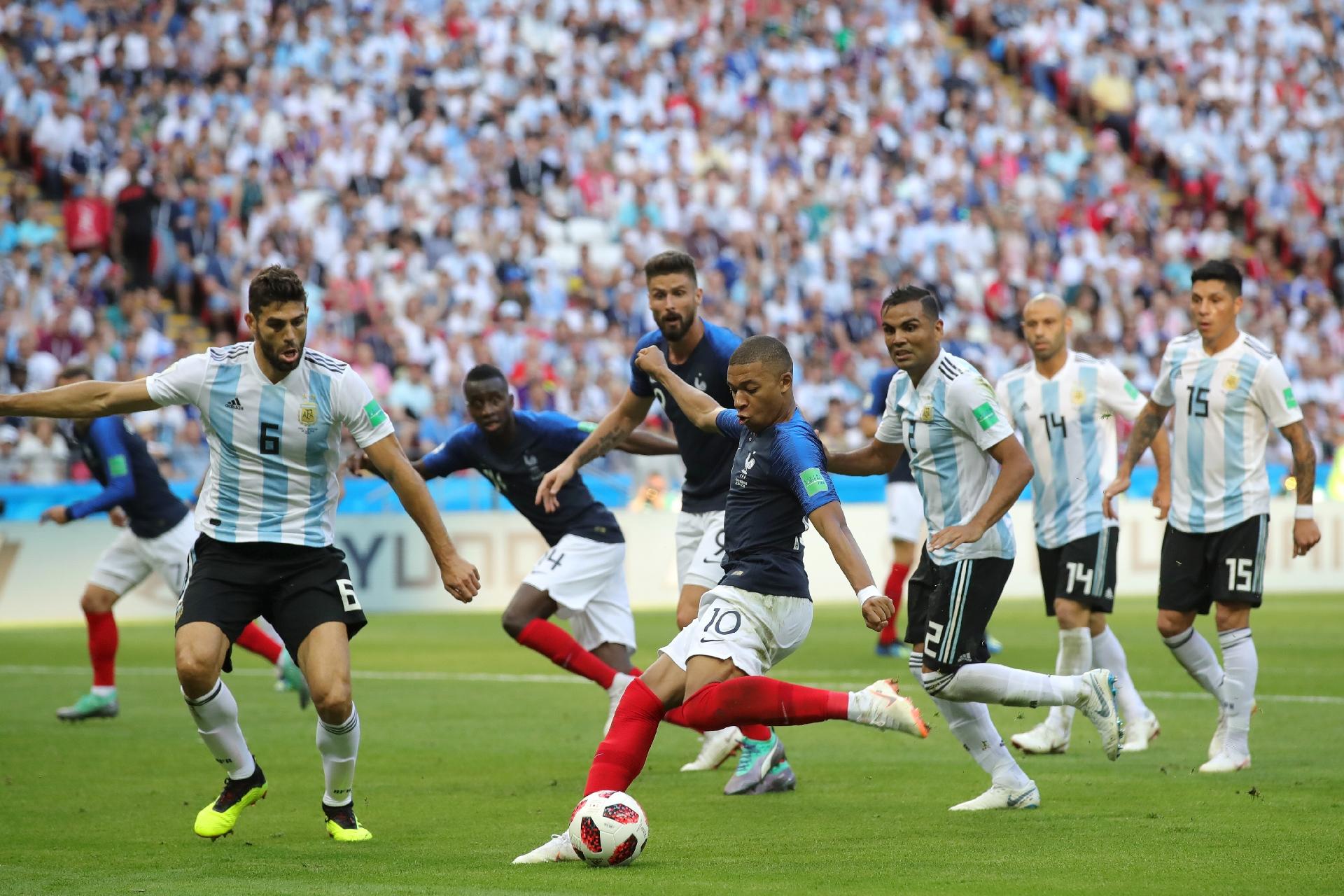 Mbappé invade a área e chuta para fazer o 3º e colocar a França na frente contra a Argentina - Alexander Hassenstein/Getty Images
