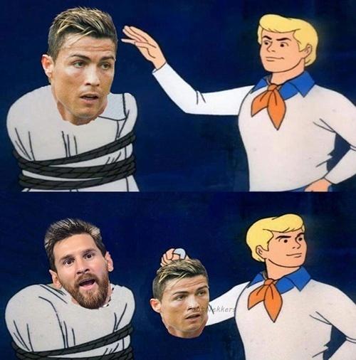 Cristiano Ronaldo imitou Messi no pênalti, mas o gol perdido fez muita falta: em vez de enfrentar a Rússia, Portugal vai pegar o Uruguai nas oitavas - Reprodução/Twitter