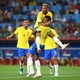 Neymar abraça Paulinho em comemoração após o gol do Brasil contra a Sérvia - Stu Forster/Getty Images