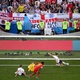 Torcida da Inglaterra observa corte em cima da linha de Gary Cahill, que evitou um gol da Bélgica - Matthias Hangst/Getty Images