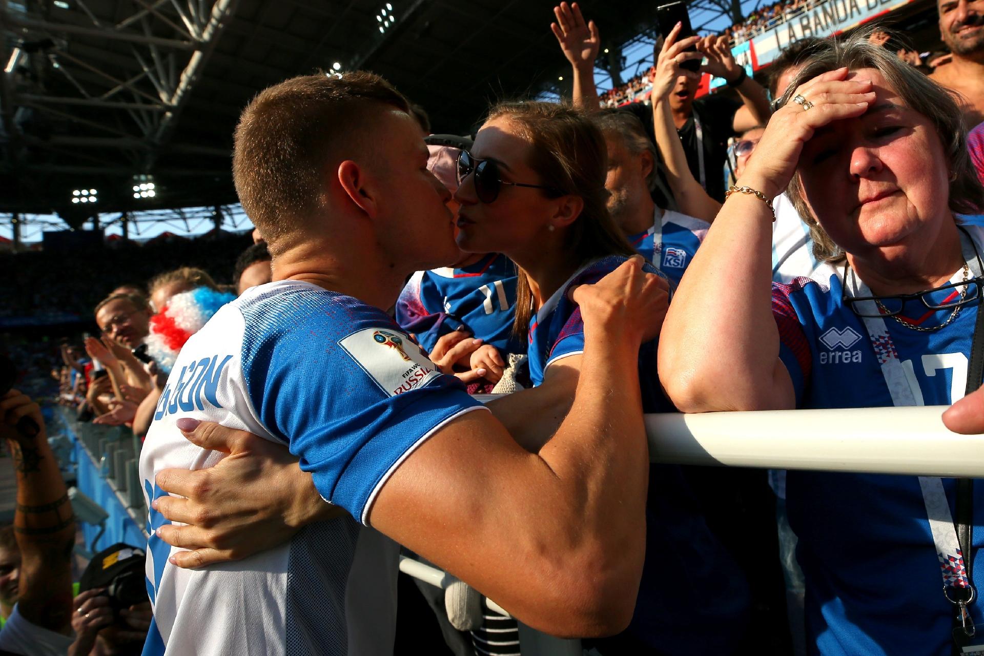 Jogadores da Islândia comemoram empate com a Argentina nos braços da torcida - ALBERT GEA/Reuters