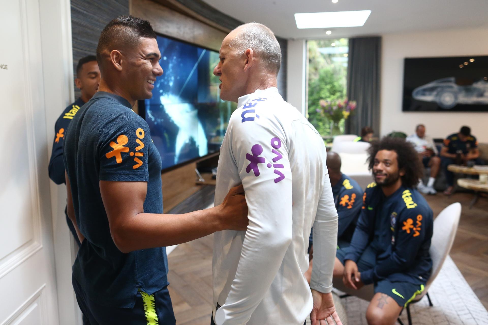 Casemiro cumprimenta Taffarel em sua chegada à seleção brasileira - Lucas Figueiredo/CBF