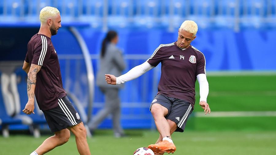 Javier "Chicharito" Hernández e Miguel Layun treinam com cabelo descolorido antes de Brasil x México - Hector Vivas/Getty Images