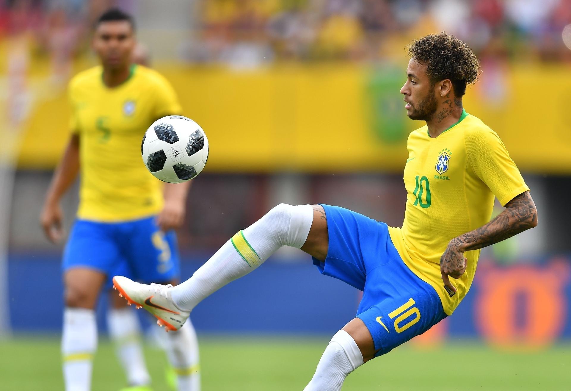 Neymar tenta dominar a bola no amistoso da seleção brasileira contra a Áustria - AFP PHOTO / JOE KLAMAR