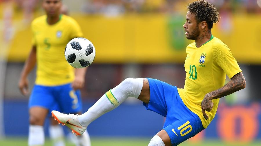 Neymar tenta dominar a bola no amistoso da seleção brasileira contra a Áustria - AFP PHOTO / JOE KLAMAR