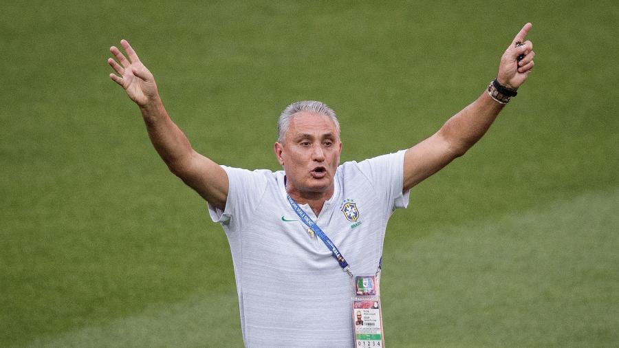 Tite gesticula durante treino da seleção brasileira; treinador e sua equipe têm falado mais do que queriam sobre arbitragem - Pedro Martins / MoWA Press