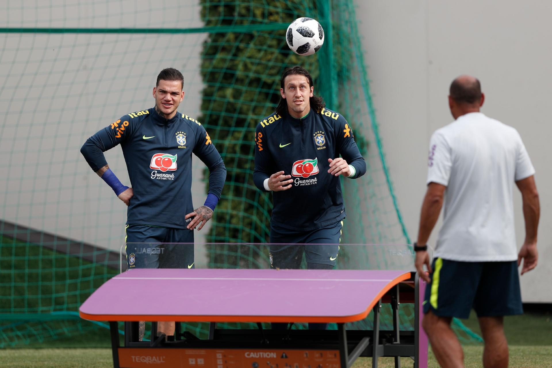 Ederson e Cássio jogam futmesa em treino da seleção - AFP PHOTO / Adrian DENNIS