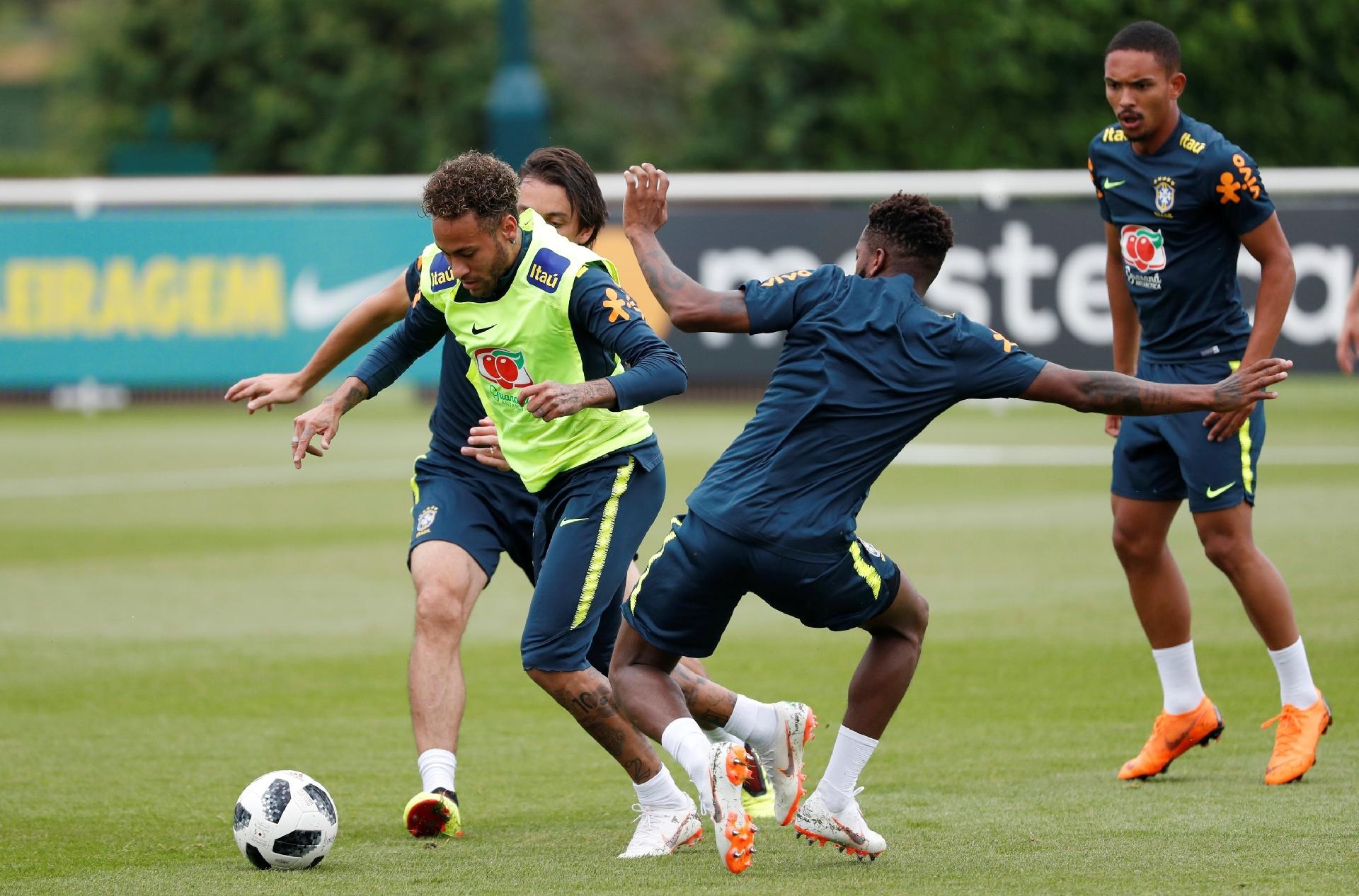 Neymar passa pela marcação durante treino da seleção brasileira - Reuters/Matthew Childs