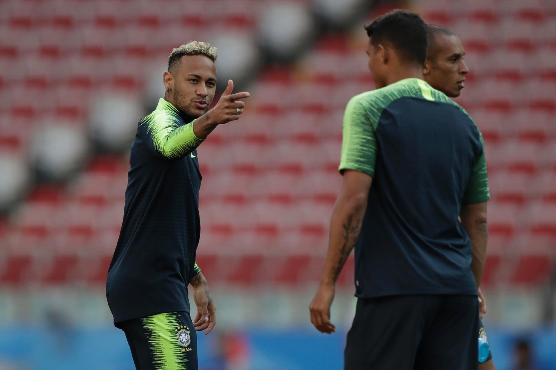 Neymar brinca com Thiago Silva durante treino - André Mourão / MoWA Press
