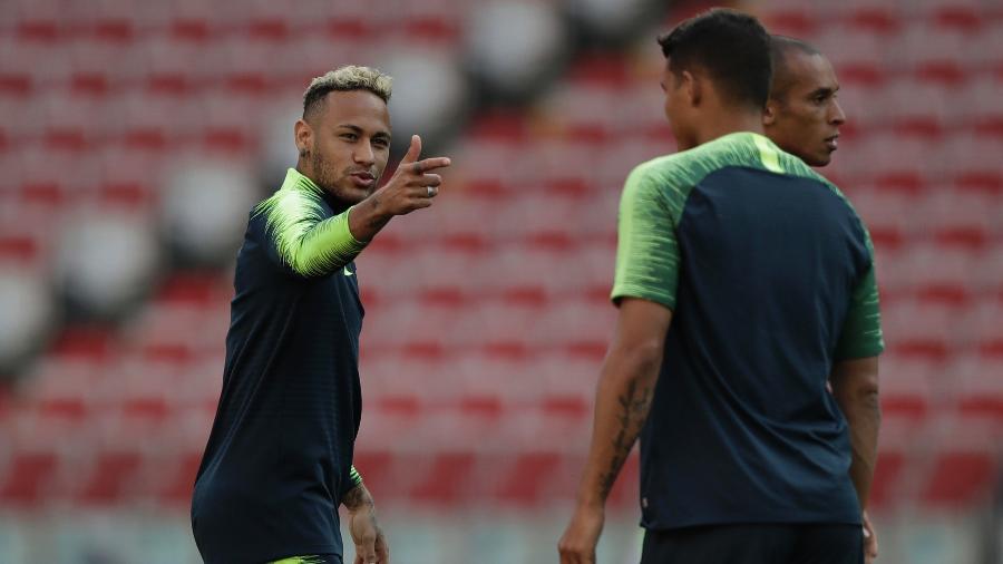 Neymar brinca com Thiago Silva durante treino da seleção brasileira - André Mourão / MoWA Press