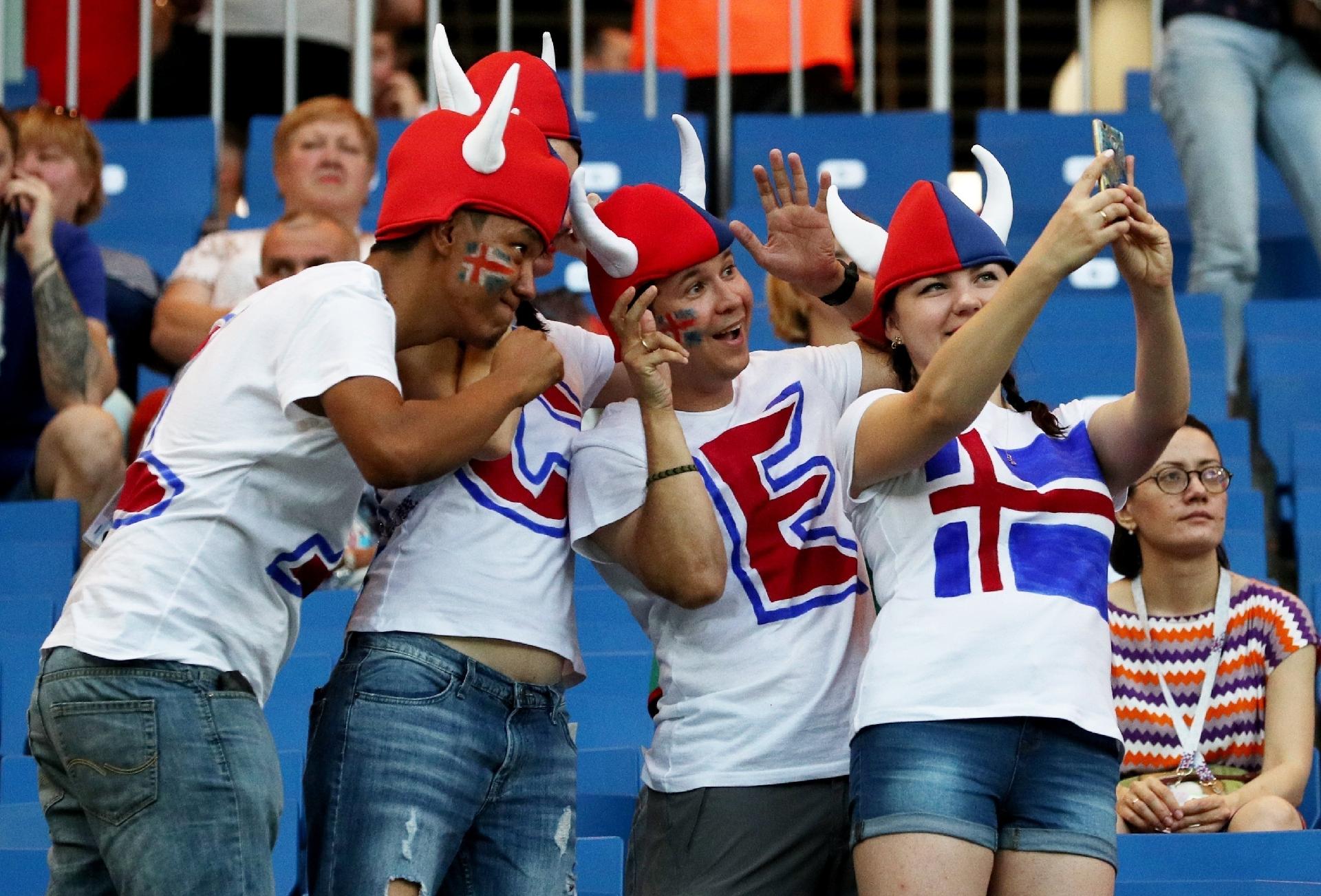 Torcedores islandeses já aguardam a partida dentro do estádio em Rostov-on-Don - REUTERS/Albert Gea