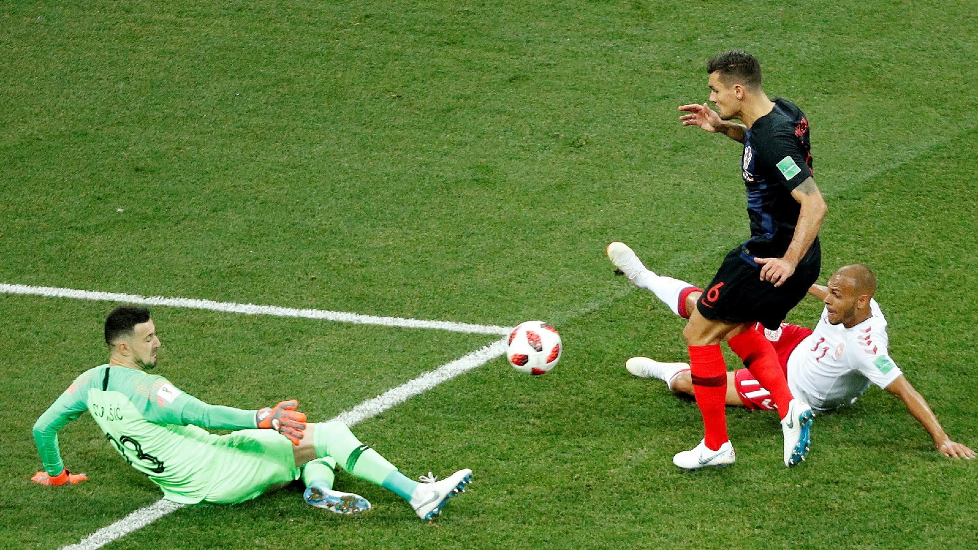 Danijel Subasic, goleiro da Croácia, evita gol da Dinamarca após chute de Martin Braithwaite - Max Rossi/Reuters