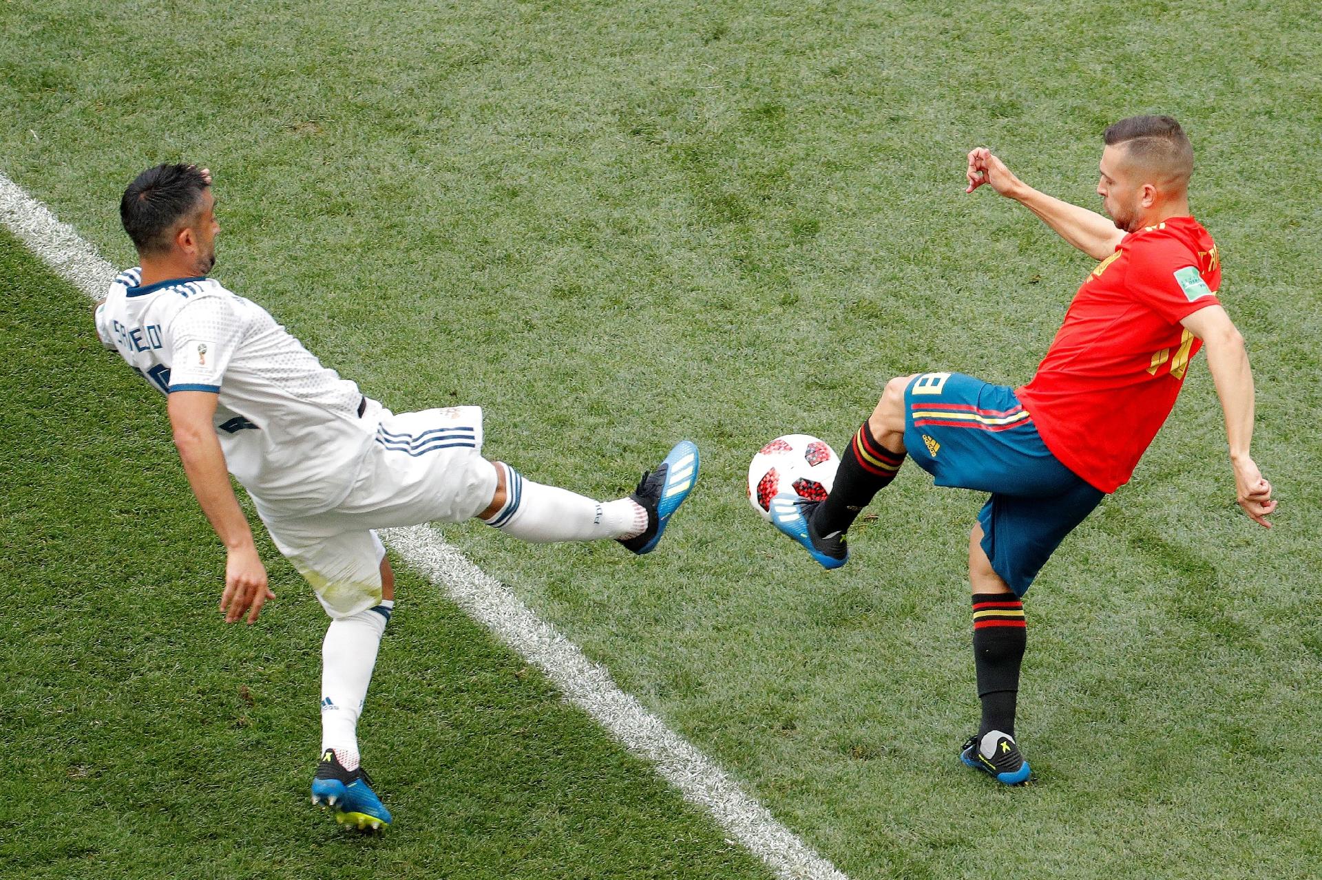 Alexander Samedov, da Rússia, e Jordi Alba, da Espanha, disputam a bola no meio de campo - Lavandeira Jr./EFE