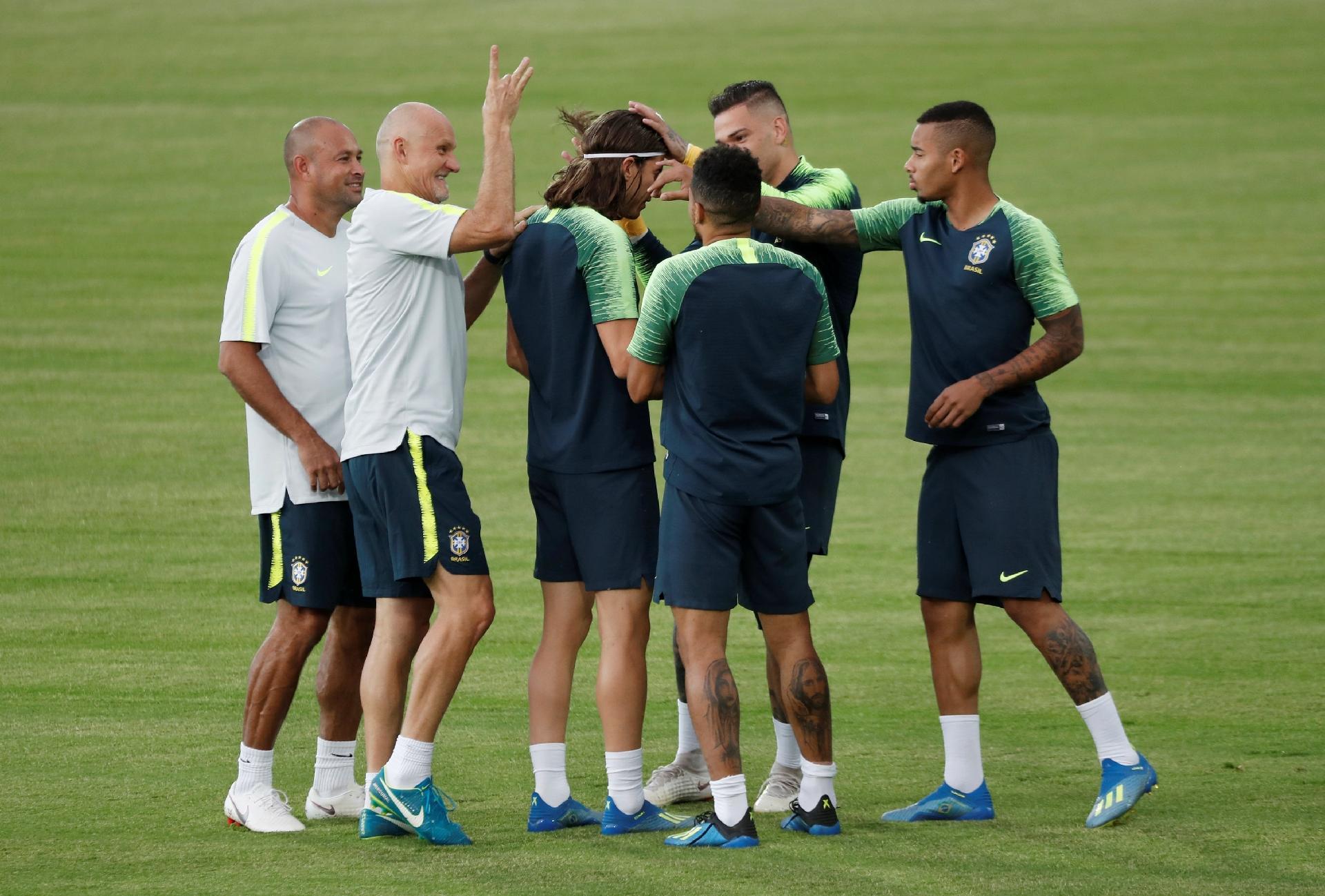 Filipe Luís recebe petelecos durante treino da seleção brasileira - REUTERS/Murad Sezer