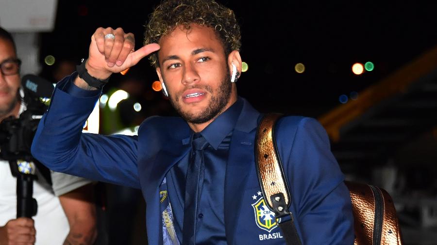 Neymar acena para a imprensa durante desembarque - Nelson Almeira / AFP