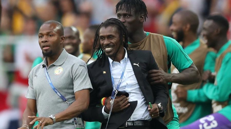 Aliou Cisse, técnico do Senegal, comemora gol contra a Polônia - REUTERS/Carl Recine