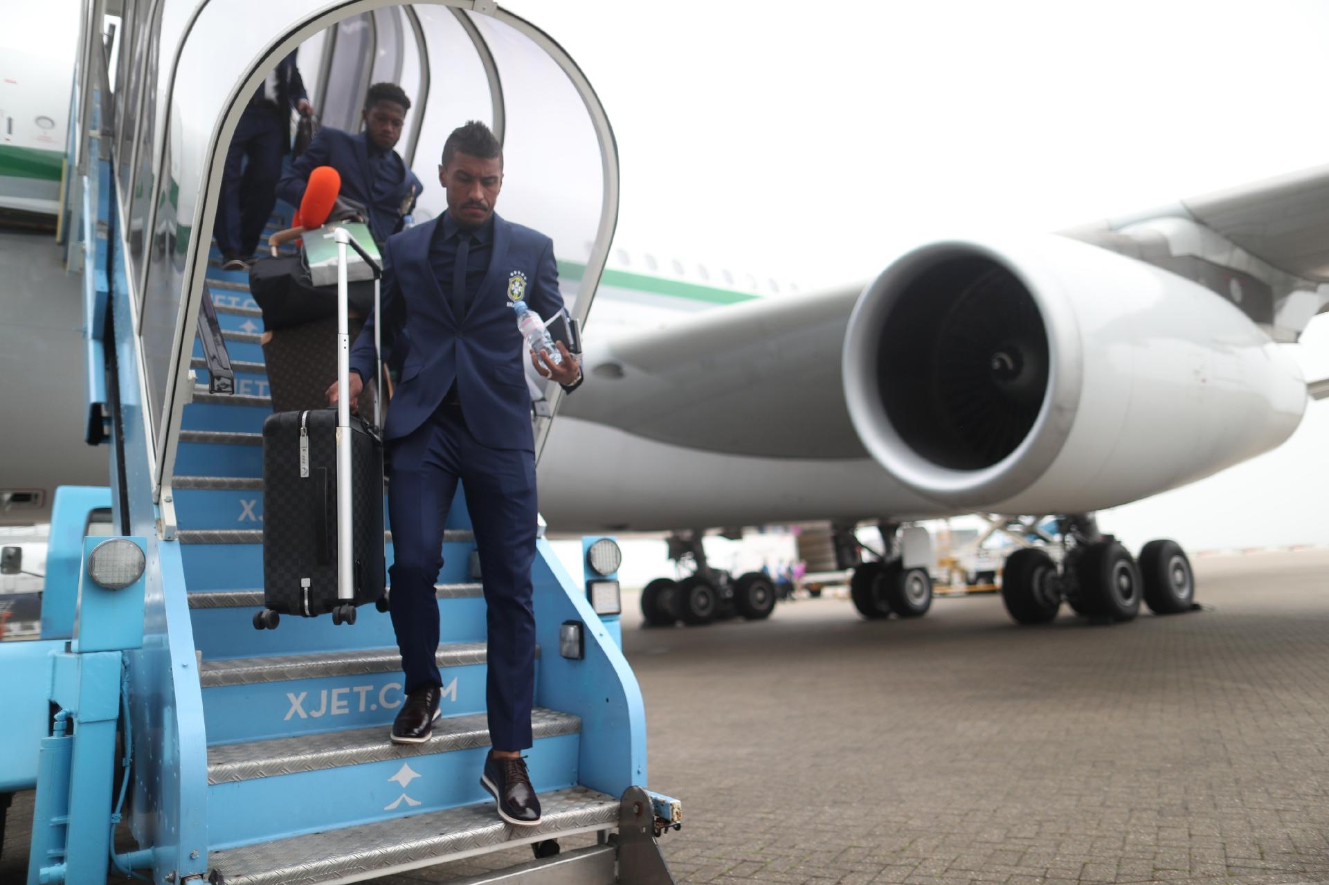 Paulinho desembarca em Londres com a seleção brasileira - Lucas Figueiredo/CBF