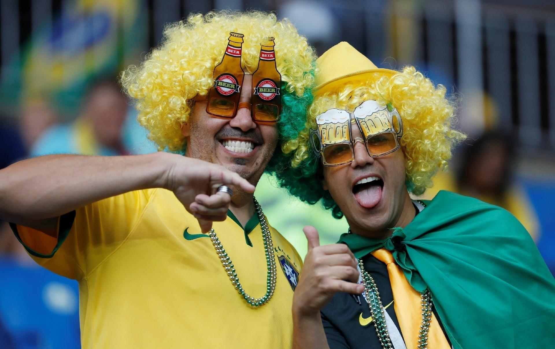 Torcedores comparecem fantasiados à estreia do Brasil - REUTERS/Damir Sagolj