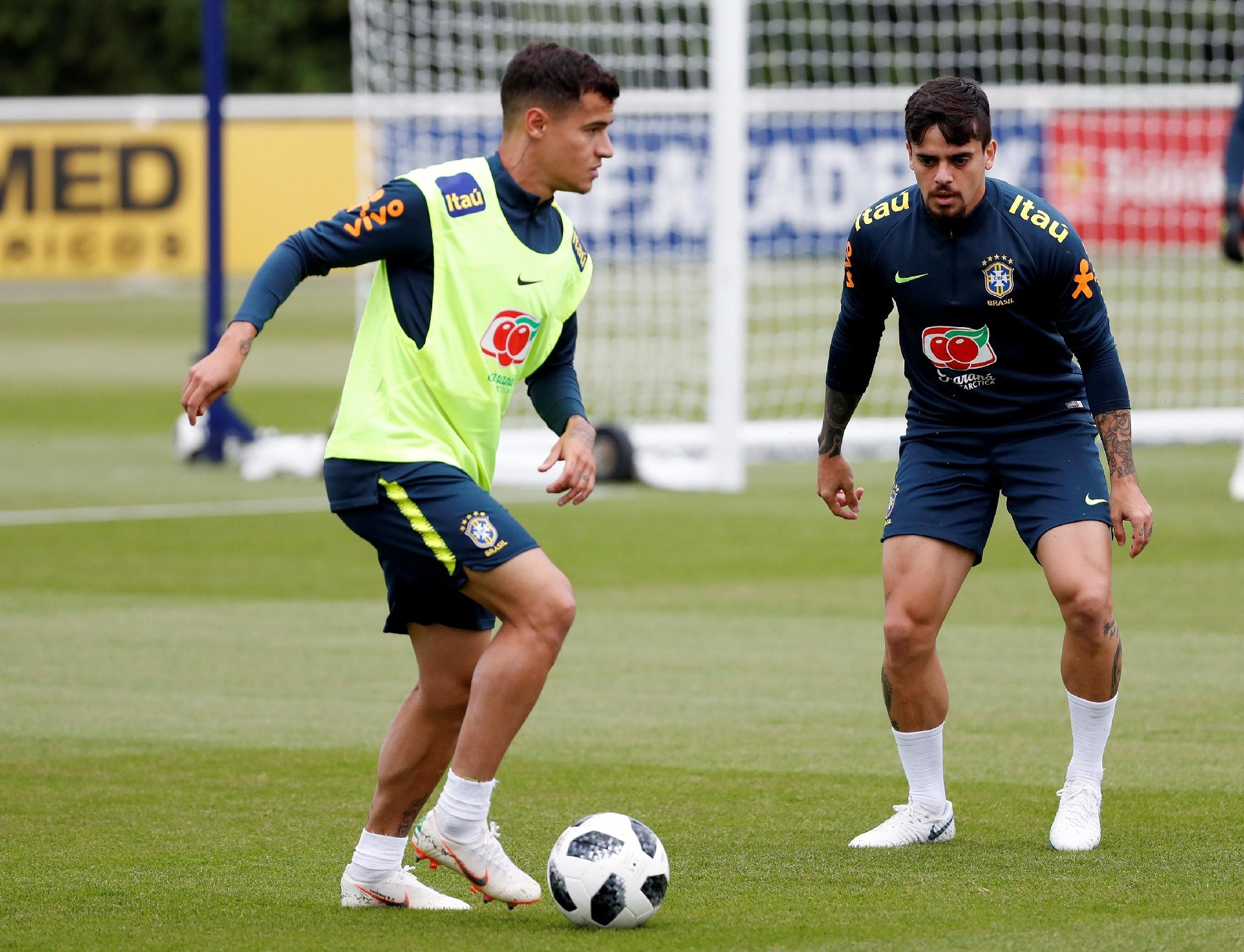 Coutinho tenta passar pela marcação de Fagner em treino da seleção brasileira - Reuters/Matthew Childs
