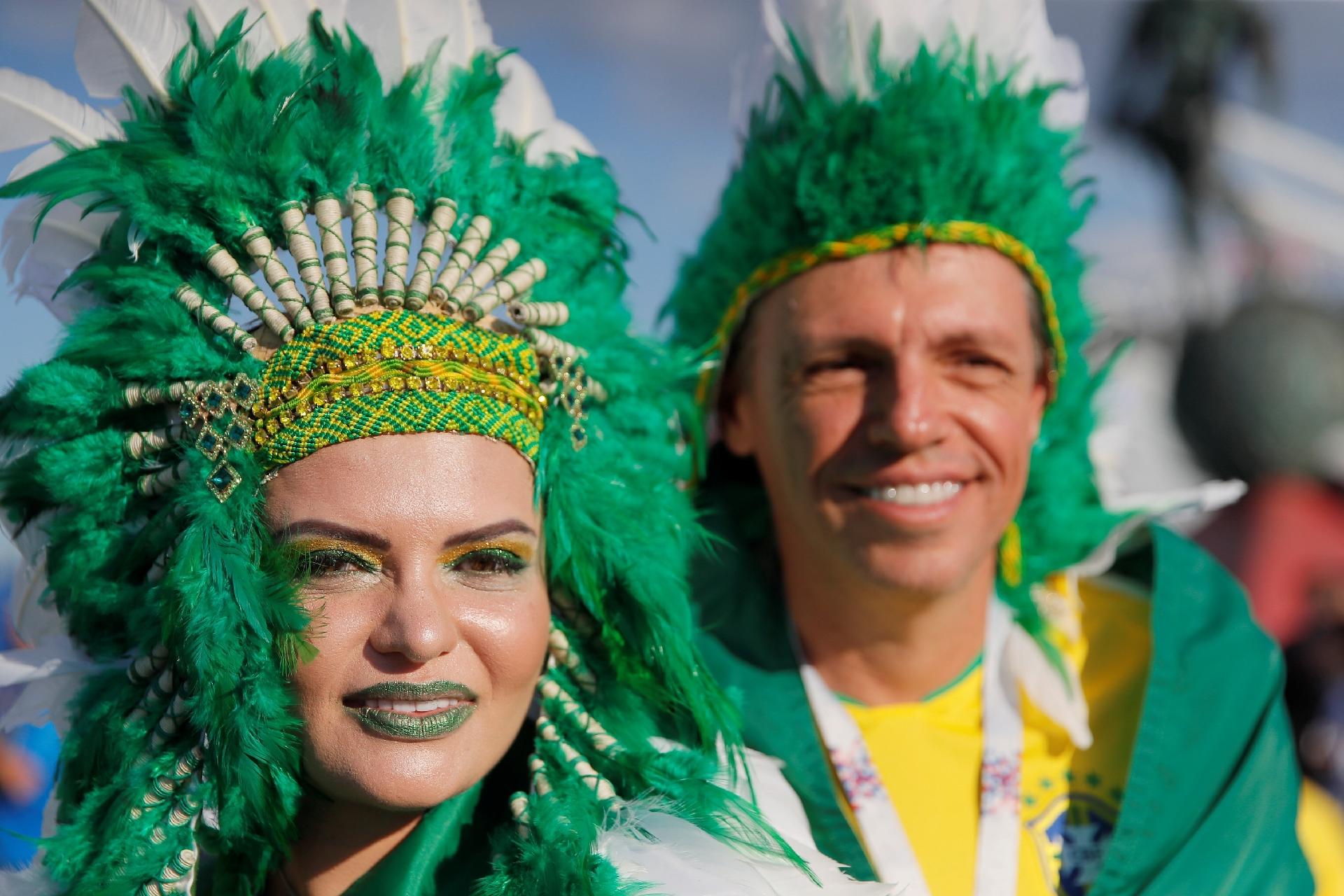 Torcedores vão caracterizados para a partida do Brasil contra a Sérvia - REUTERS/Maxim Shemetov