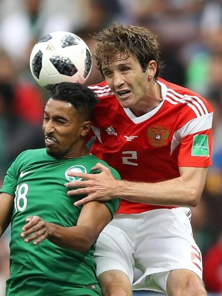 Mario Fernandes, da seleção russa, disputa bola com Salem Al-Dawsari, da seleção saudita - CARL RECINE/REUTERS