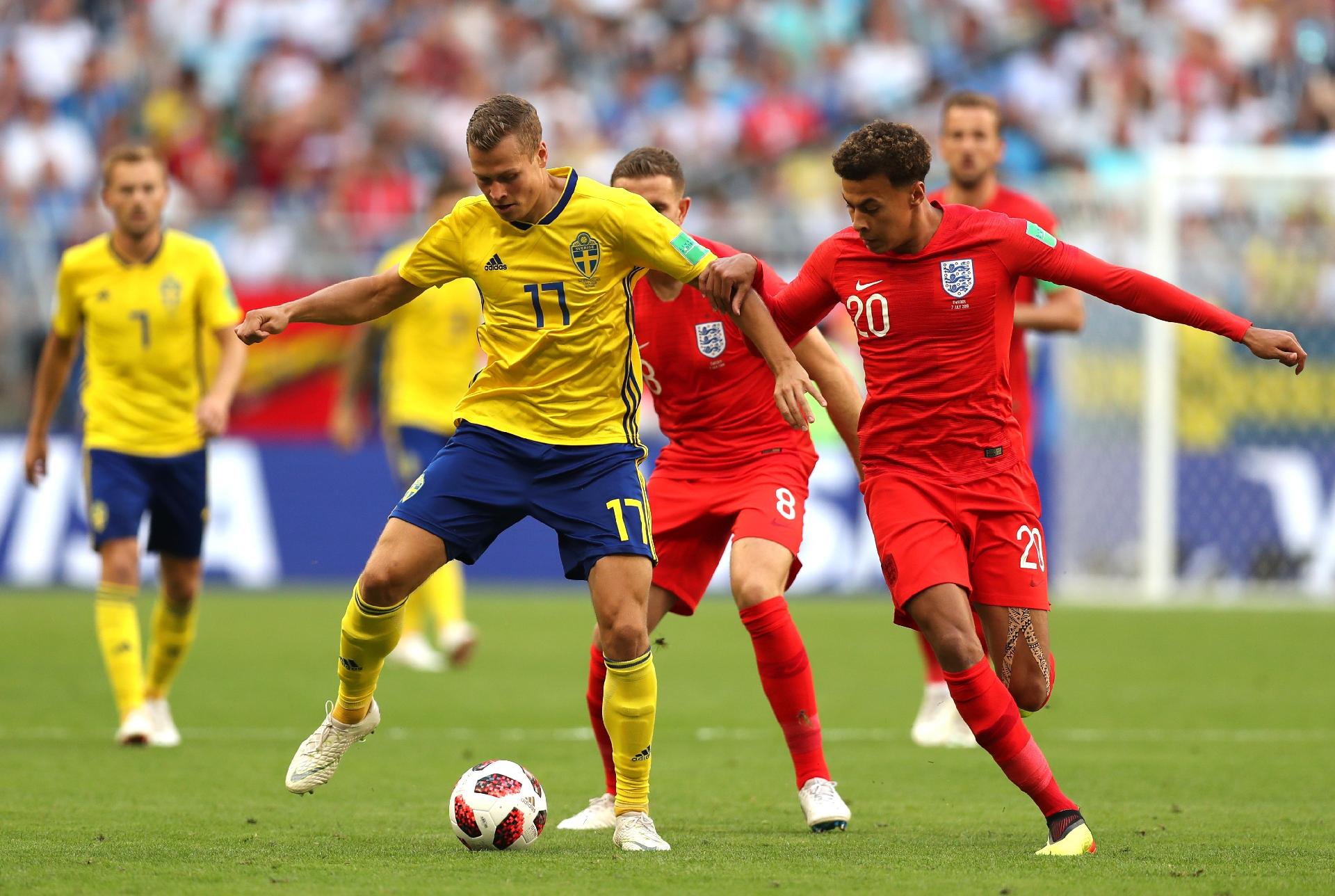 Viktor Claesson, da Suécia, é marcado por Dele Alli, da Inglaterra, no jogo entre as seleções - Alex Morton/Getty Images