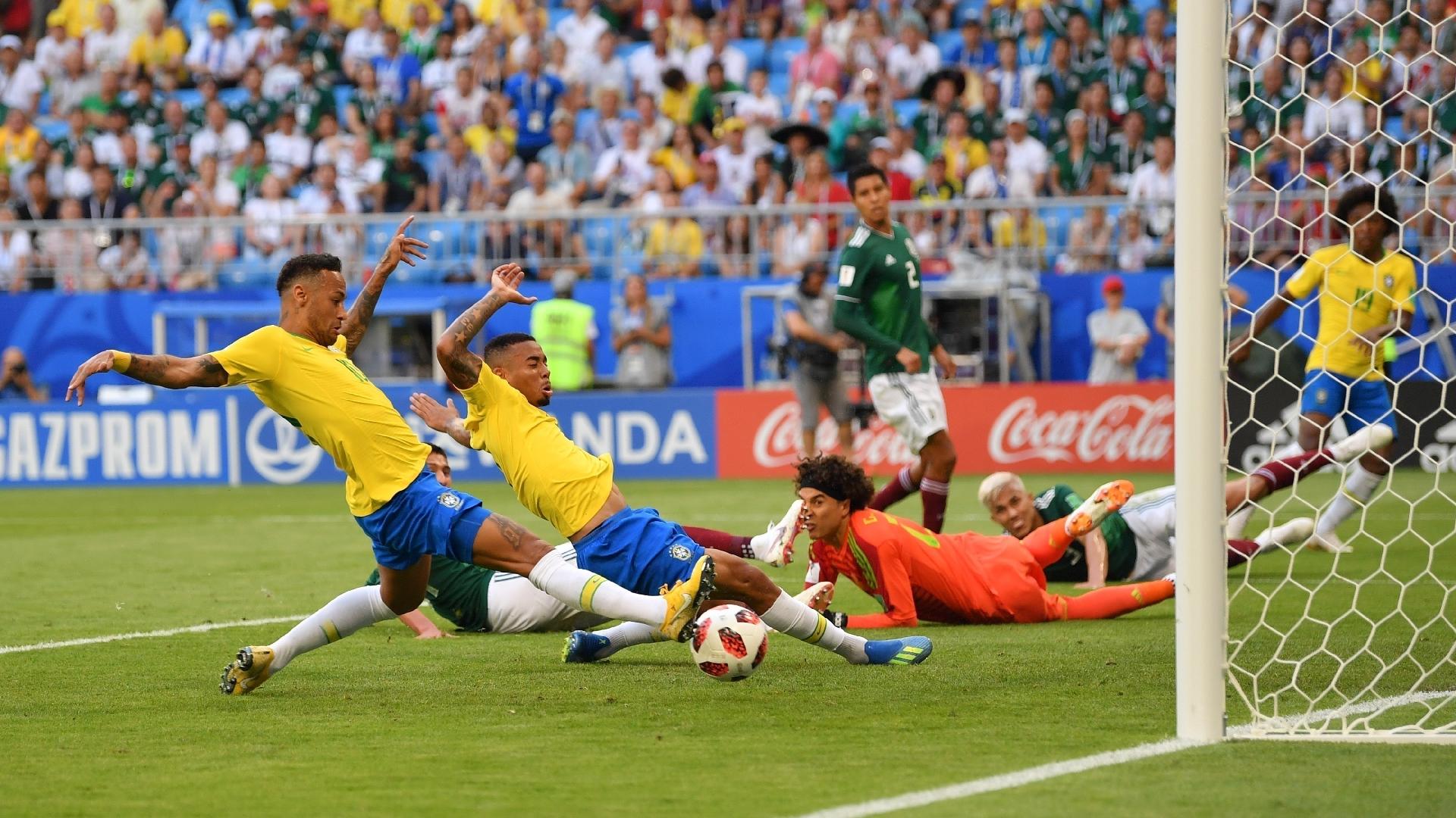 Neymar se atira para abrir o placar para o Brasil contra o México