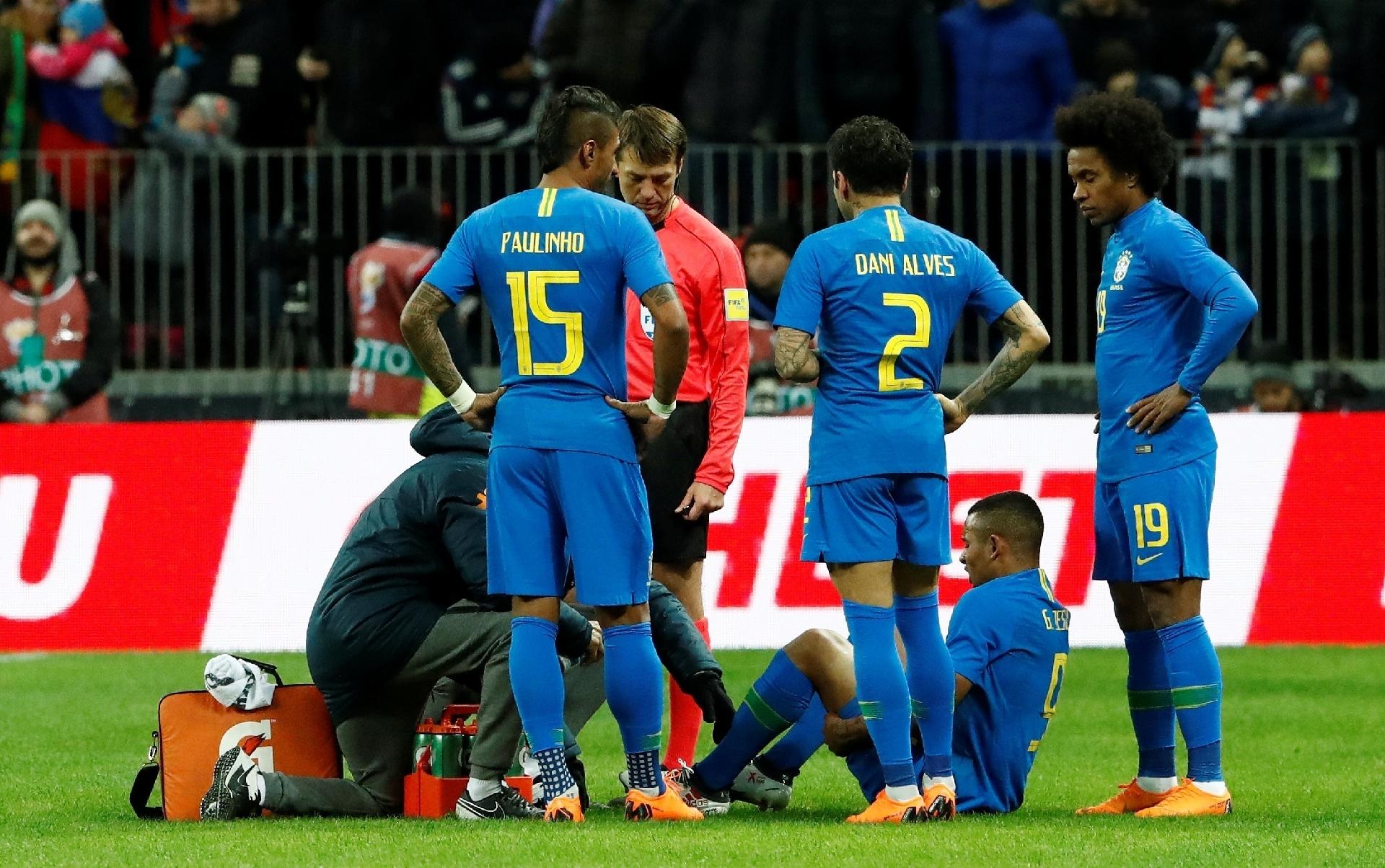 Gabriel Jesus fica no chão e recebe atendimento médico - REUTERS/Sergei Karpukhin