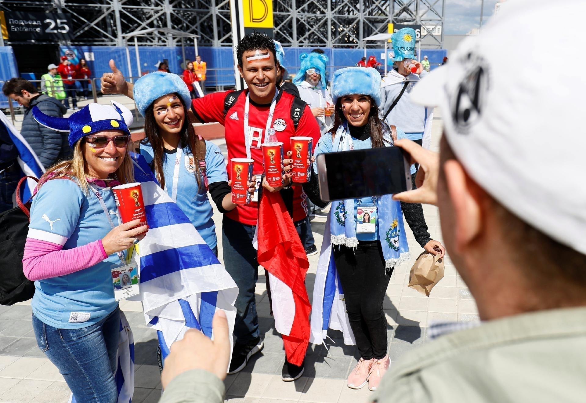 Torcedores do Uruguai e Egito se confraternizam antes da partida pela Copa do Mundo - Reuters