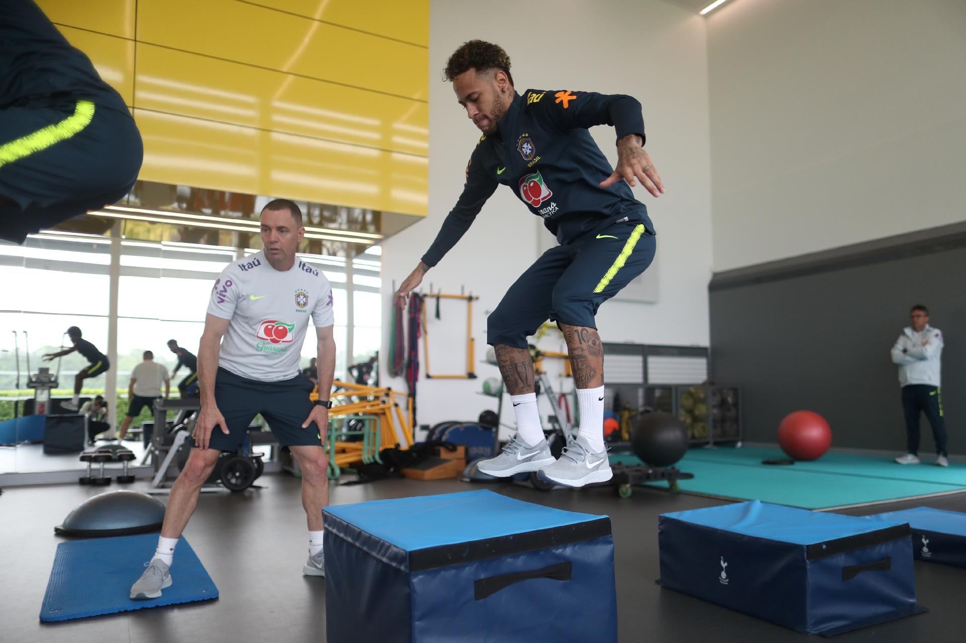 Neymar faz atividade física no ginásio em Londres - Lucas Figueiredo/CBF