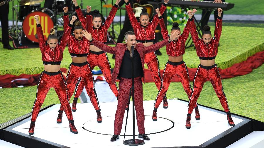 Cantor pop Robbie Williams canta para o público na abertura da Copa em Moscou - Getty Images