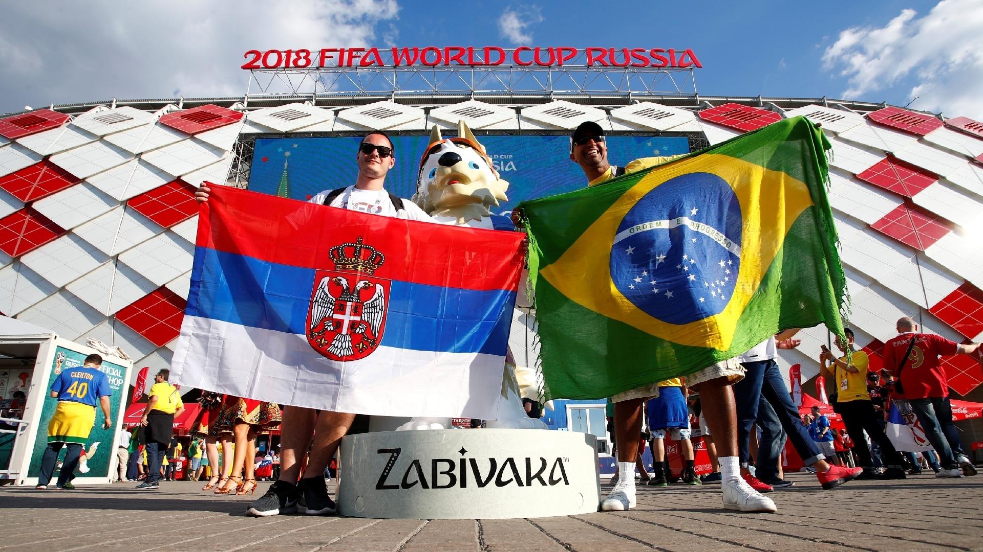 Torcedores sérvios e brasileiros chegam ao estádio em Moscou - REUTERS/Axel Schmidt