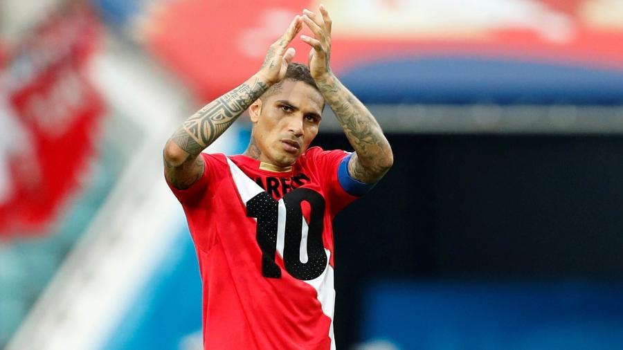O atacante Paolo Guerrero saiu de campo vestindo a camisa do amigo Farfán, desfalque do Peru na Copa - Carlos Garcia Rawlins/Reuters