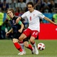 Luka Modric, da Croácia, é marcado pelo volante Thomas Delaney, da Dinamarca - Carlos Barria/Reuters