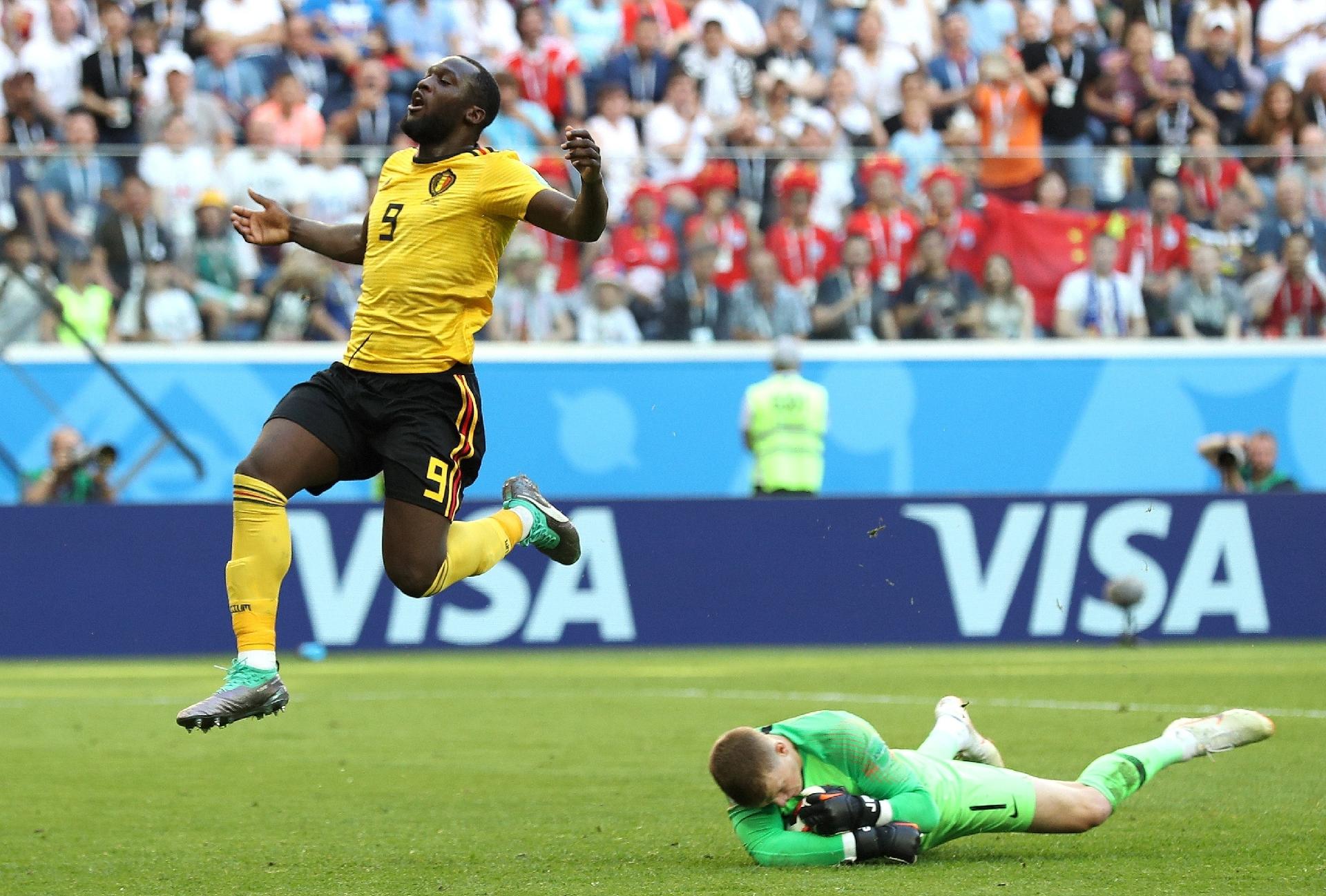 Jordan Pickford, da Inglaterra, se antecipa e evita o gol de Romelu Lukaku, da Bélgica - Getty Images