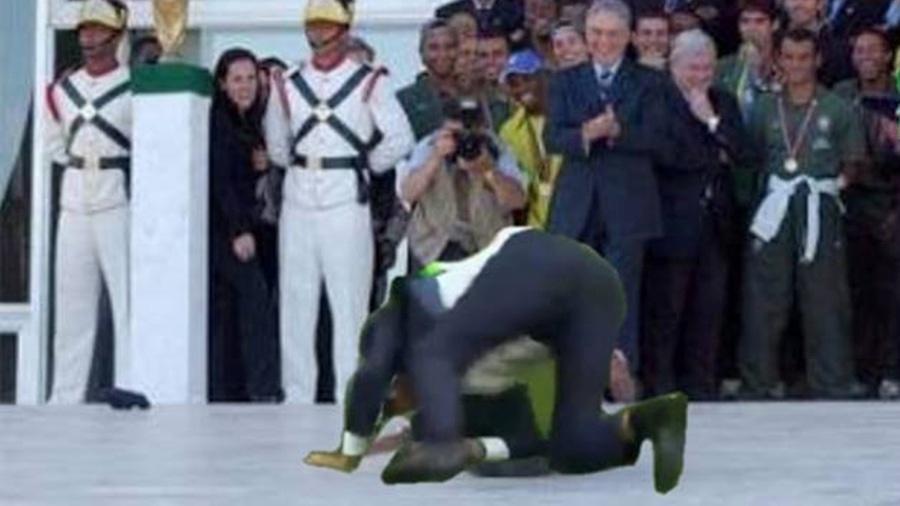 O gesto de Vampeta na rampa do Palácio do Planalto foi repetido por Tite na comemoração do primeiro gol contra a Costa Rica - Reprodução/Twitter