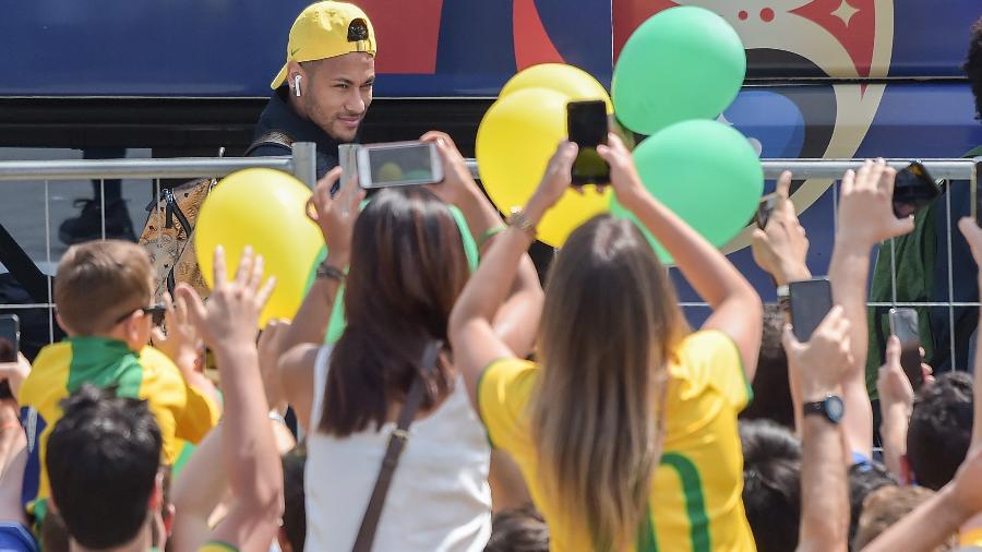 Neymar é recebido com festa pela torcida em Kazan, diante de cerca de 500 torcedores - Luis Acosta/AFP