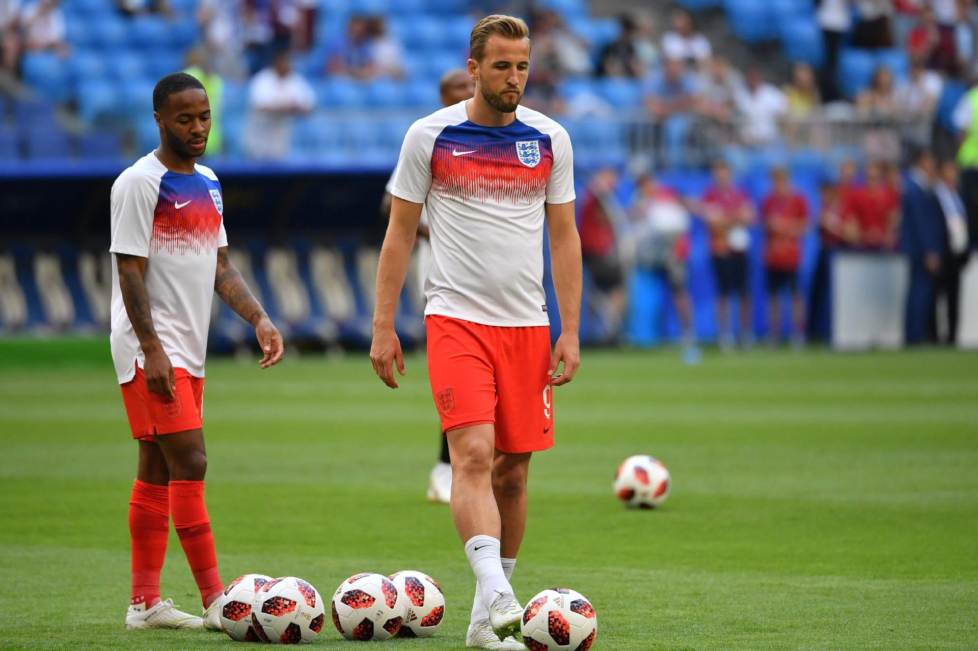 Harry Kane e Raheem Sterling treinam no gramado antes de jogo contra Suécia - EMMANUEL DUNAND/AFP