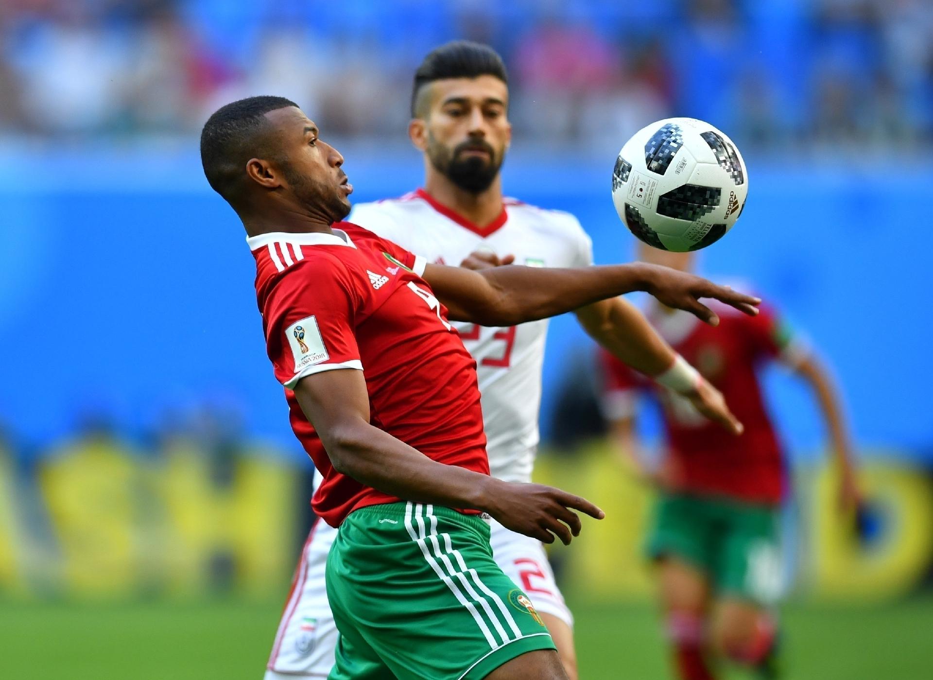 Ayoub El Kaabi, da seleção de Marrocos, disputa bola com Ramin Rezaeian, do Irã - DYLAN MARTINEZ/REUTERS