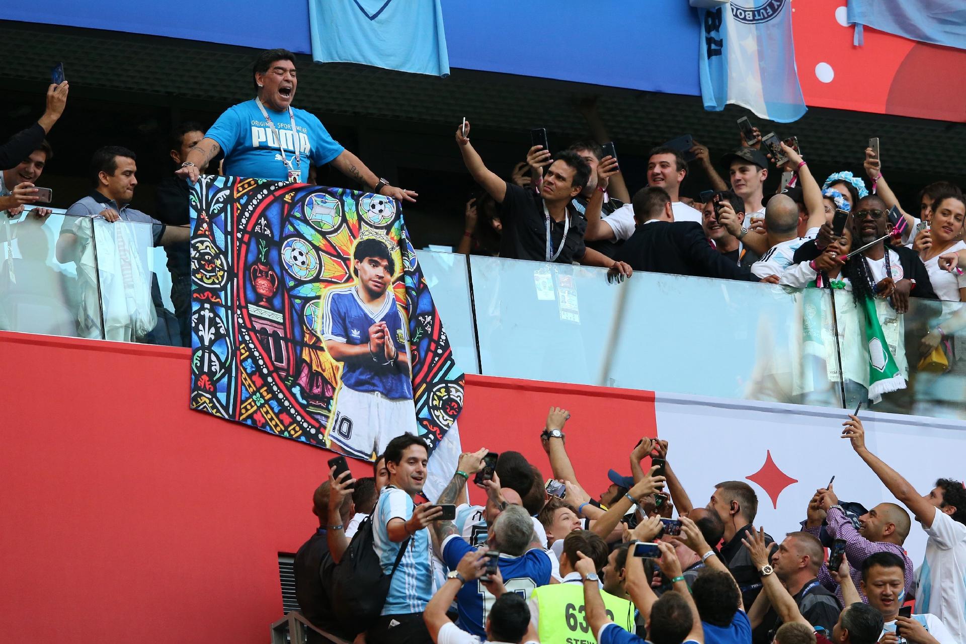 Diego Maradona faz a festa com os torcedores da Argentina antes de jogo contra a Nigéria - Alex Livesey/Getty Images
