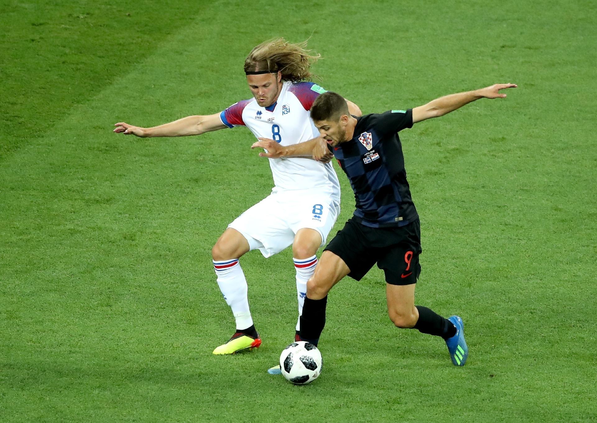 O croata Andrej Kramaric luta pela posse de bola com o islandês Birkir Bjarnason - Clive Mason/Getty Images