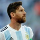 Lionel Messi espera o início do jogo entre Argentina e Nigéria - Richard Heathcote/Getty Images