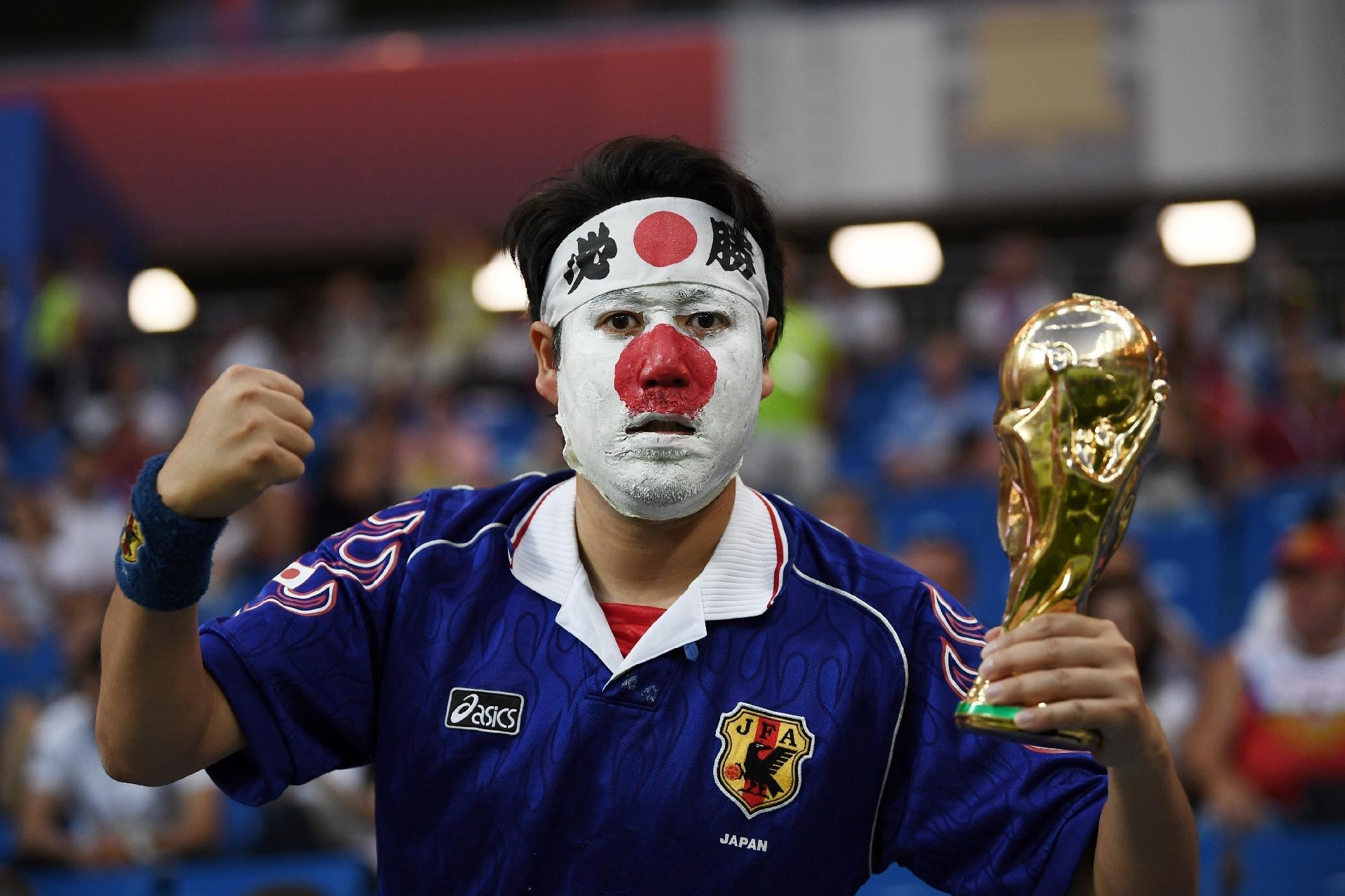 Torcedor japonês pintou seu rosto com as cores da bandeira japonesa para acompanhar o jogo na Arena Rostov - Carl Court/Getty Images