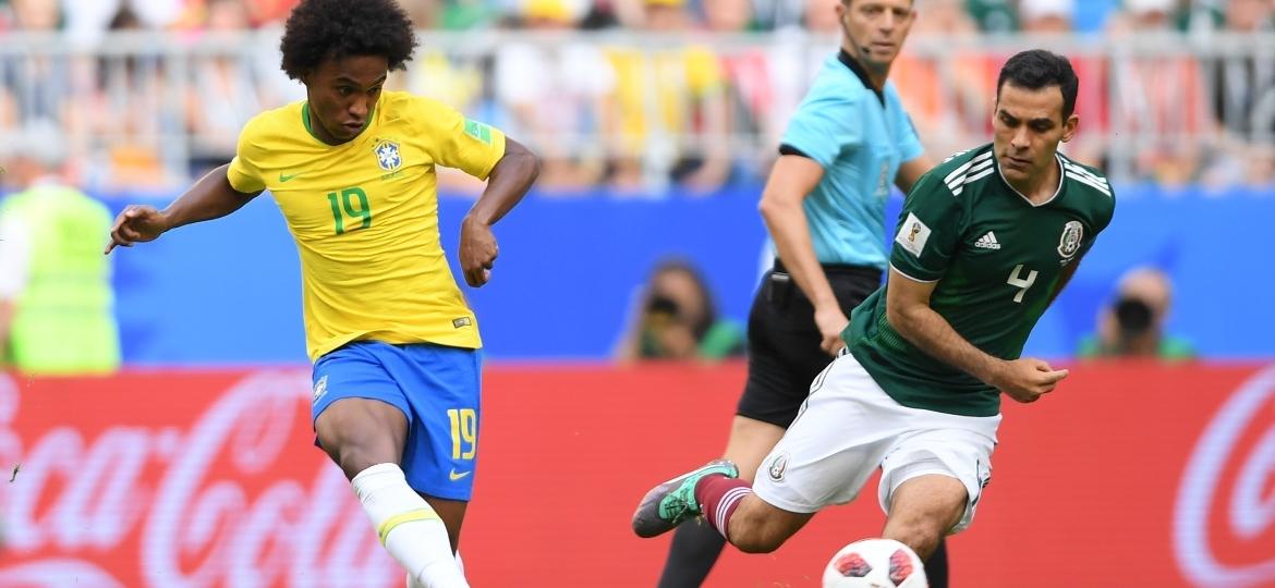 Willian domina a bola com Rafa Marquez na marcação - Getty Images